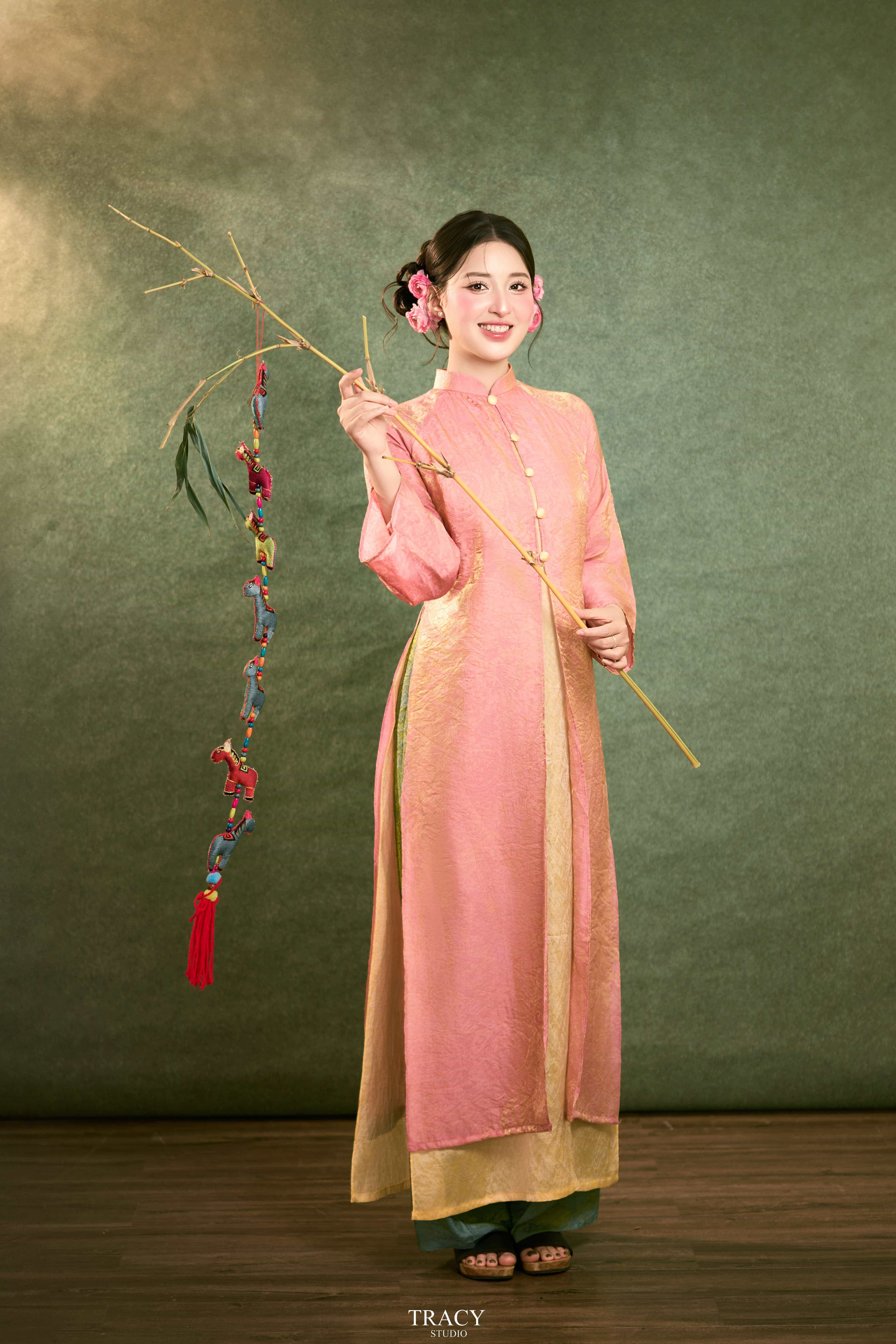 frontend/img/gallery/tinh-khoi-ao-dai-viet/tracy-studio-chup-concept-tet-diep-hong (7).jpg
